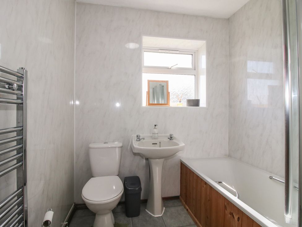 A bathroom with a toilet sink and bathtub at Spring Bank in Llanfyllin
