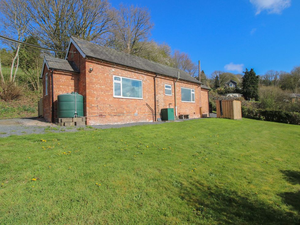 A house with windows and tank in the outdoor area at Spring Bank Llanfyllin