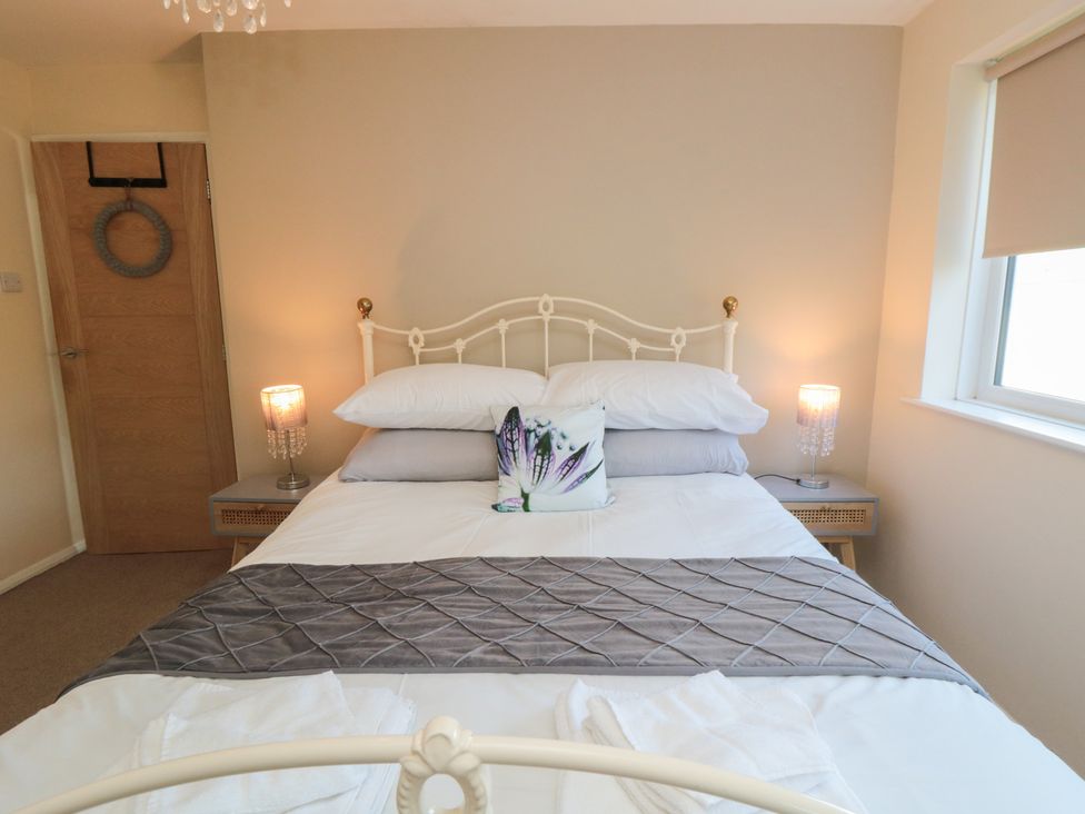 A bedroom with a bed and bedside lamps at Coastal Retreat in Scarborough