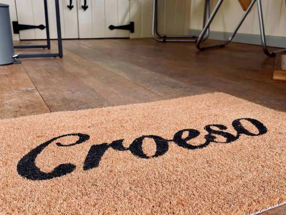 A doormat in an entryway at Cwt Tyddyn Shepherd's Hut in Corwen
