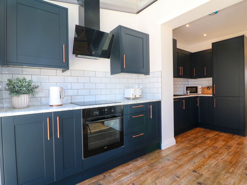 A kitchen with cabinets, countertop, oven, and appliances at 19 Berry Avenue in Breedon On The Hill