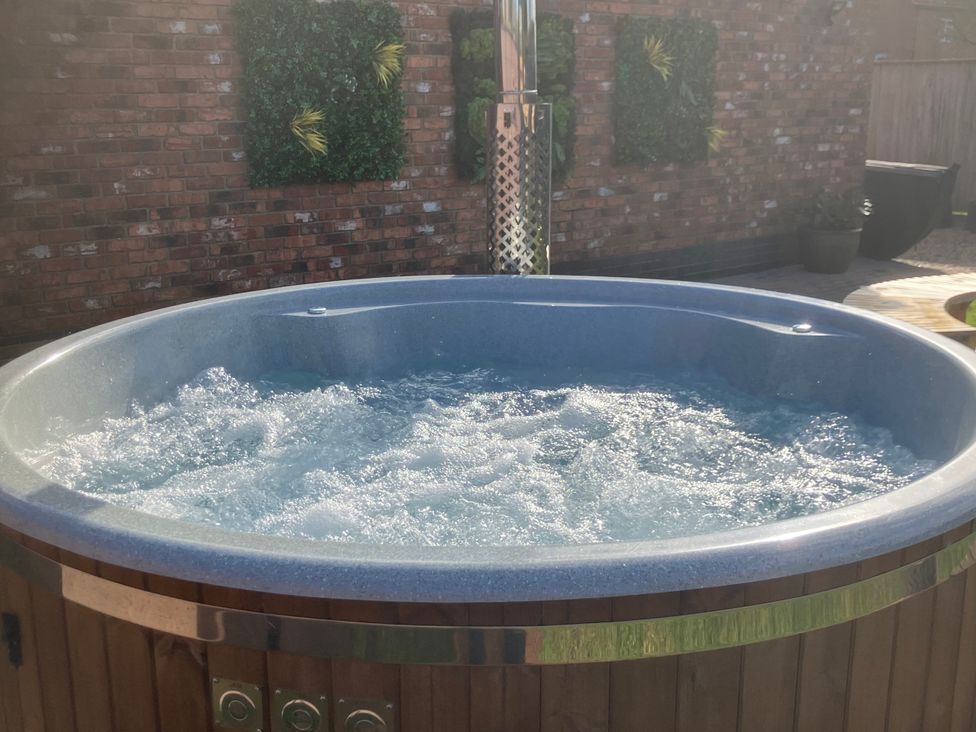 A hot tub in an outdoor area at Twit Twoo Shepherds Hut North Somercotes