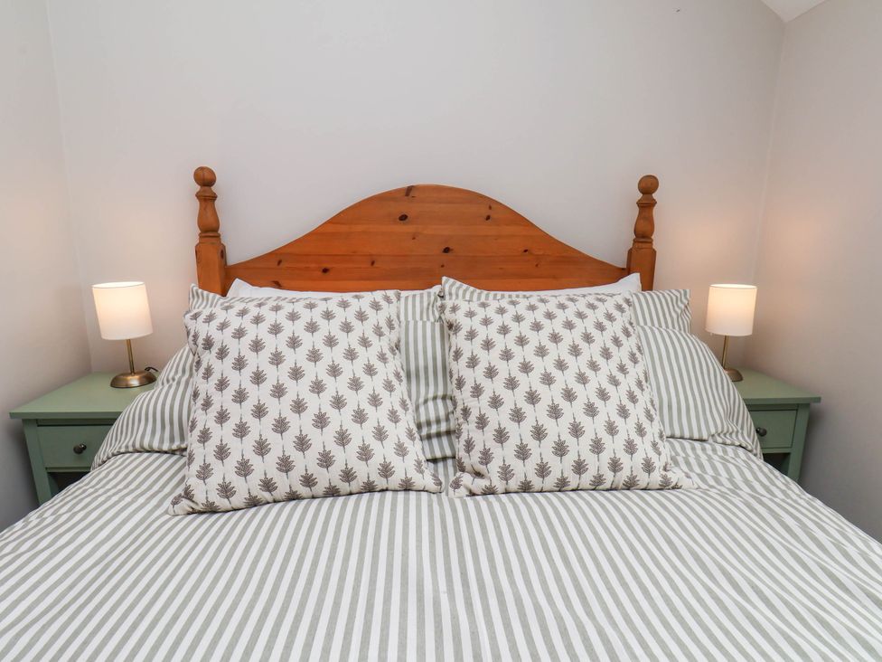 A bedroom with a bed and bedside lamps at Wren's Nest in Lealholm