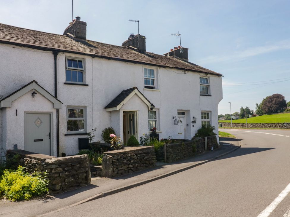 A house with a garden and road at Bobbin Nook