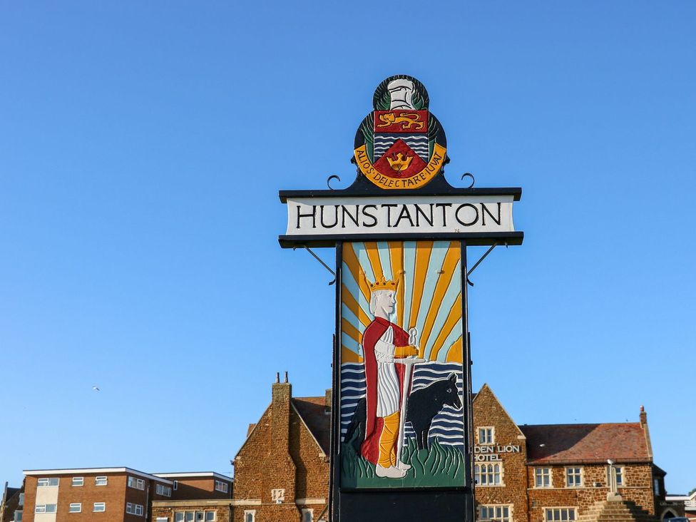 A sign with HUNSTANTON written on it in front of a building at Hideaway Cottage in Hunstanton