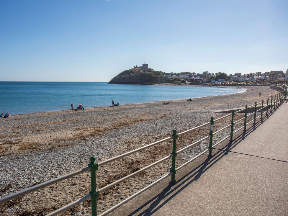 A beach with people near the water at Ty Gwenno Criccieth