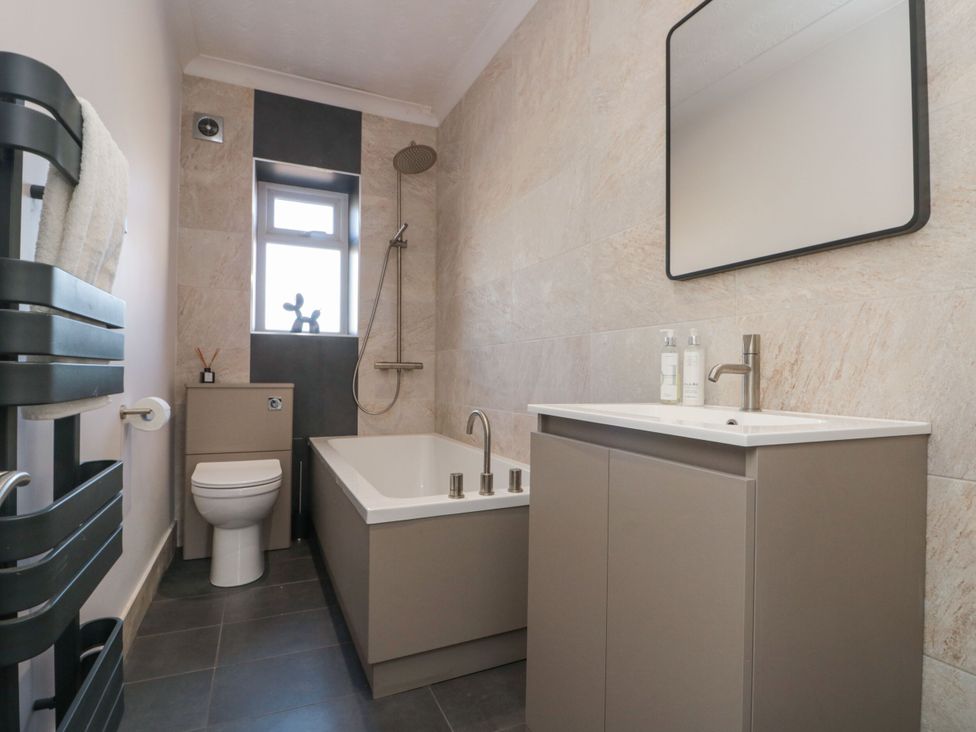 A bathroom with a bathtub, toilet, and sink at Cuckoo's Nest in Whitby