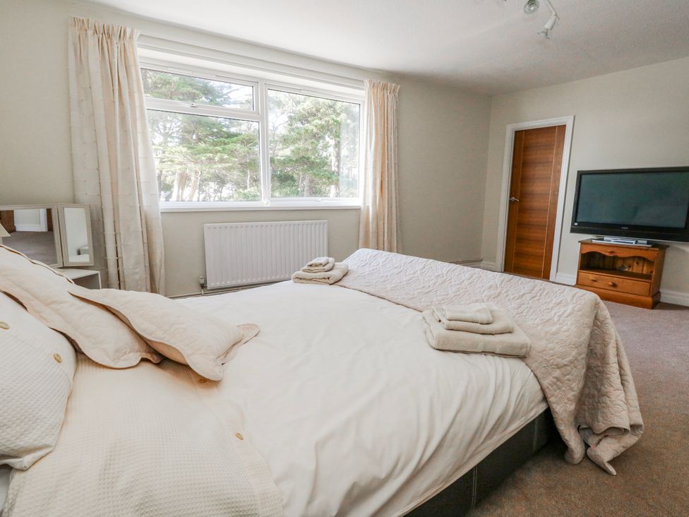 A bedroom with a bed and a TV at Flat 17 Golden Gates in Poole