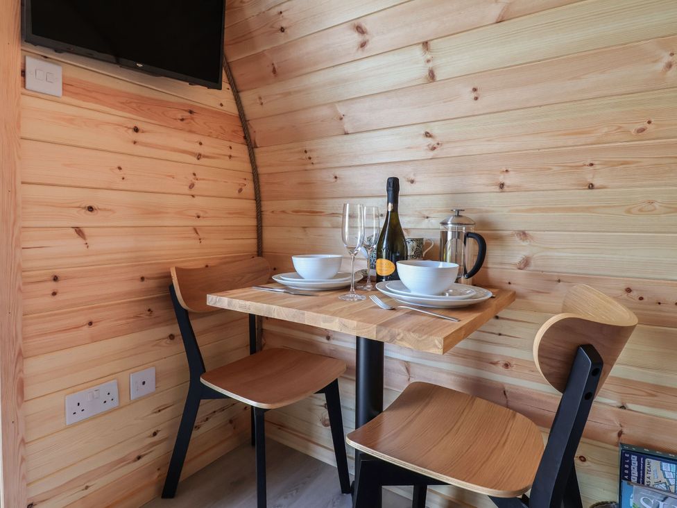 A dining area with a table and chairs at Cennin Pedr in Ruthin