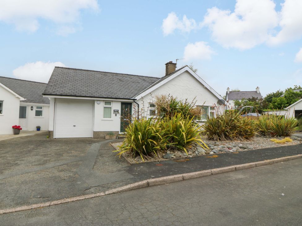 A house with a garden and driveway at 5 Ger Afon in Llanbedrog