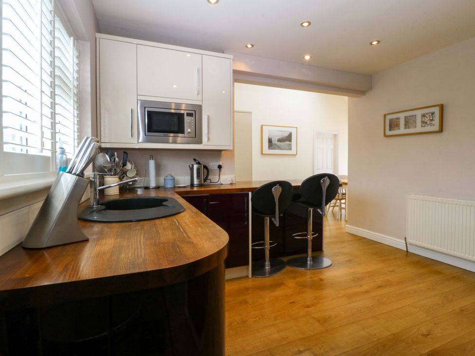 A kitchen with a sink and microwave at 5 Ger Afon Llanbedrog