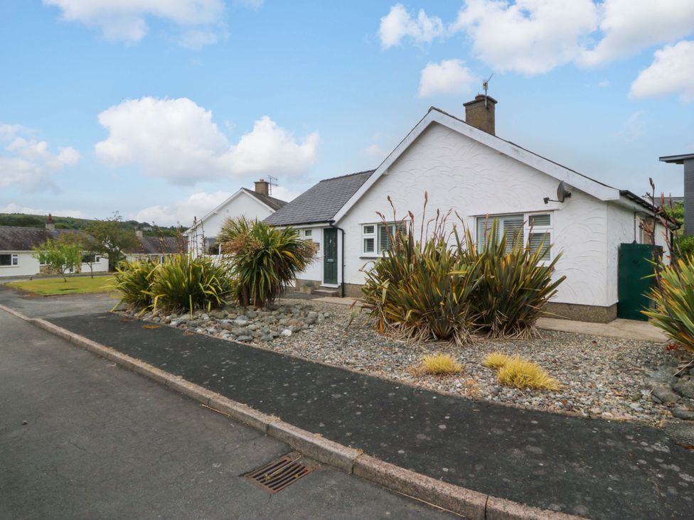A house with front garden and driveway at 5 Ger Afon in Llanbedrog