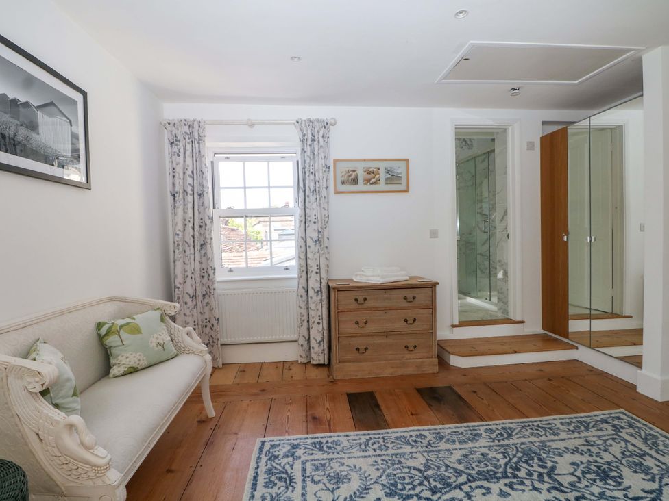 A bedroom with a sofa and drawers at 19 Queen Street in Emsworth