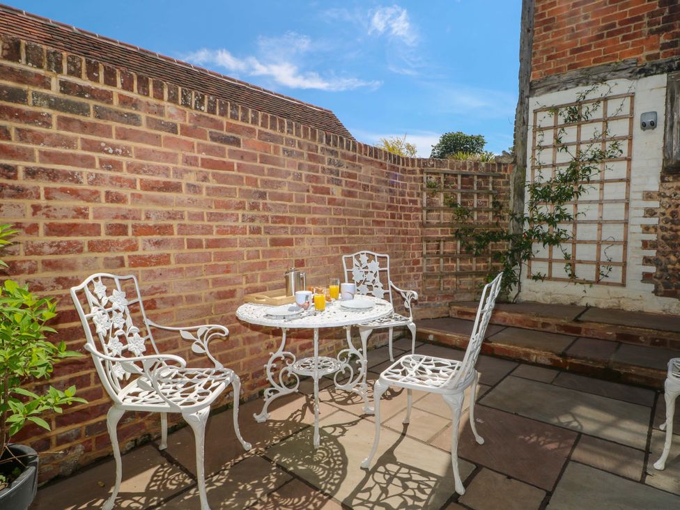 A garden with a table and chairs at 19 Queen Street in Emsworth