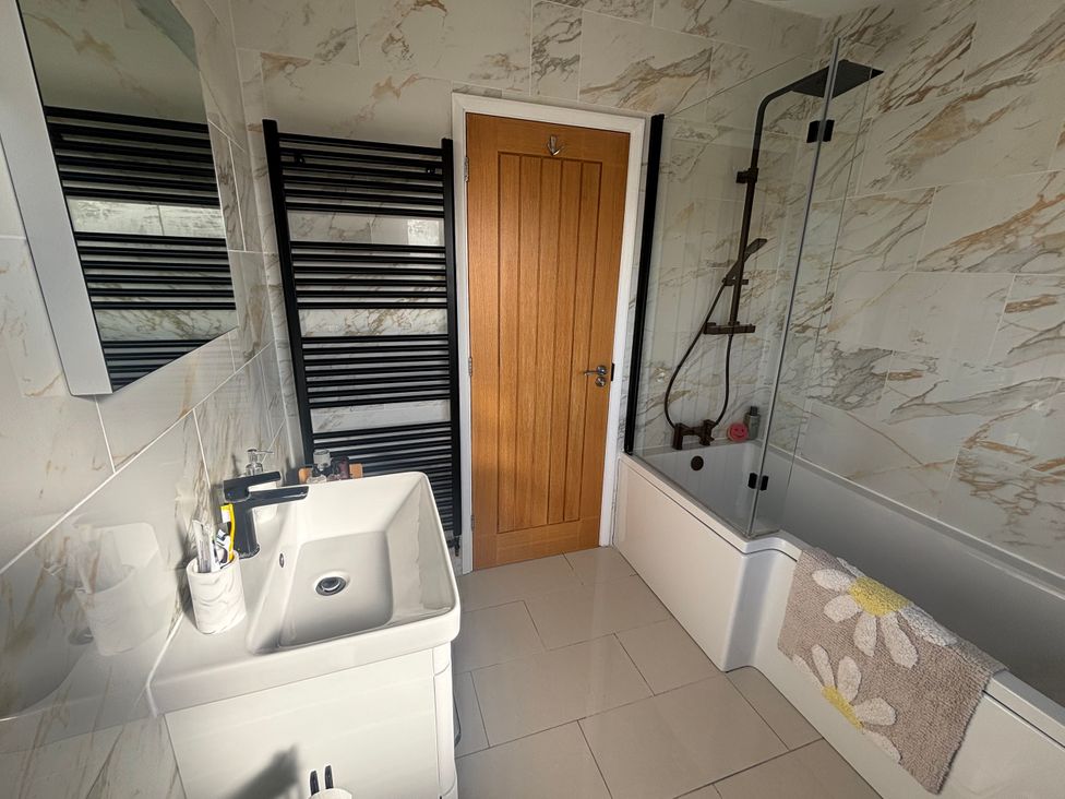 A bathroom with sink and bathtub at Seaview in Pakefield