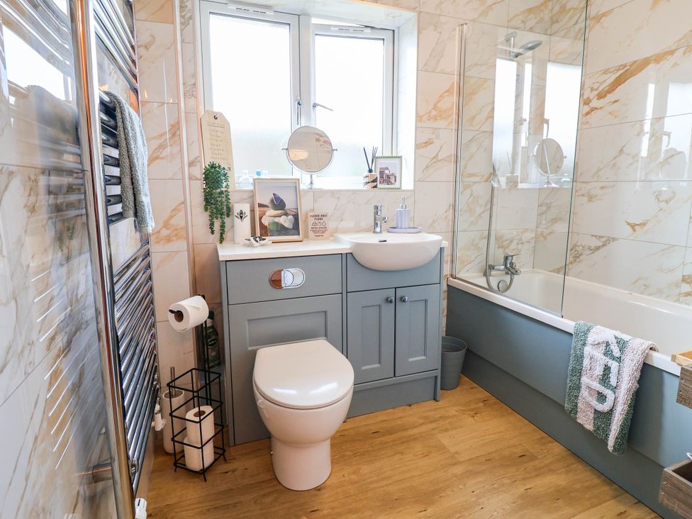 A bathroom with a bathtub and sink at Seaview in Pakefield