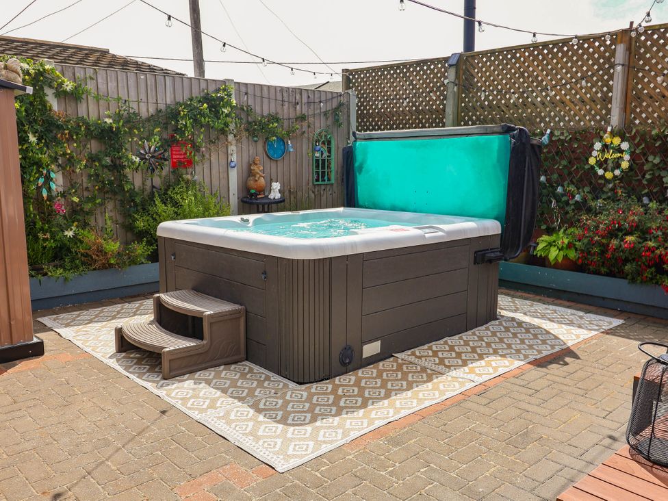 A garden with a hot tub and steps at Seaview in Pakefield