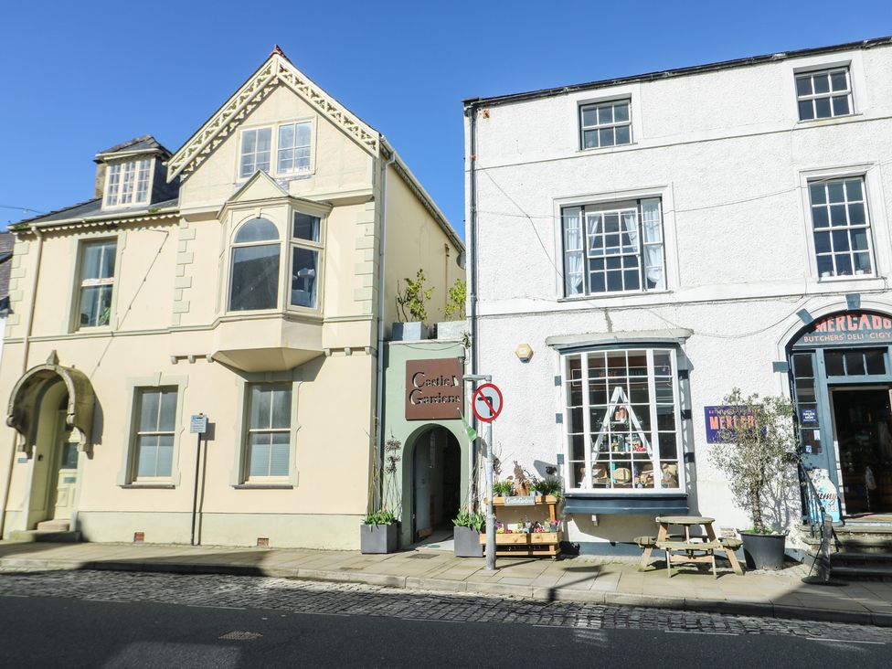 A storefront and building with windows at Castle Gardens Apartment in Beaumaris