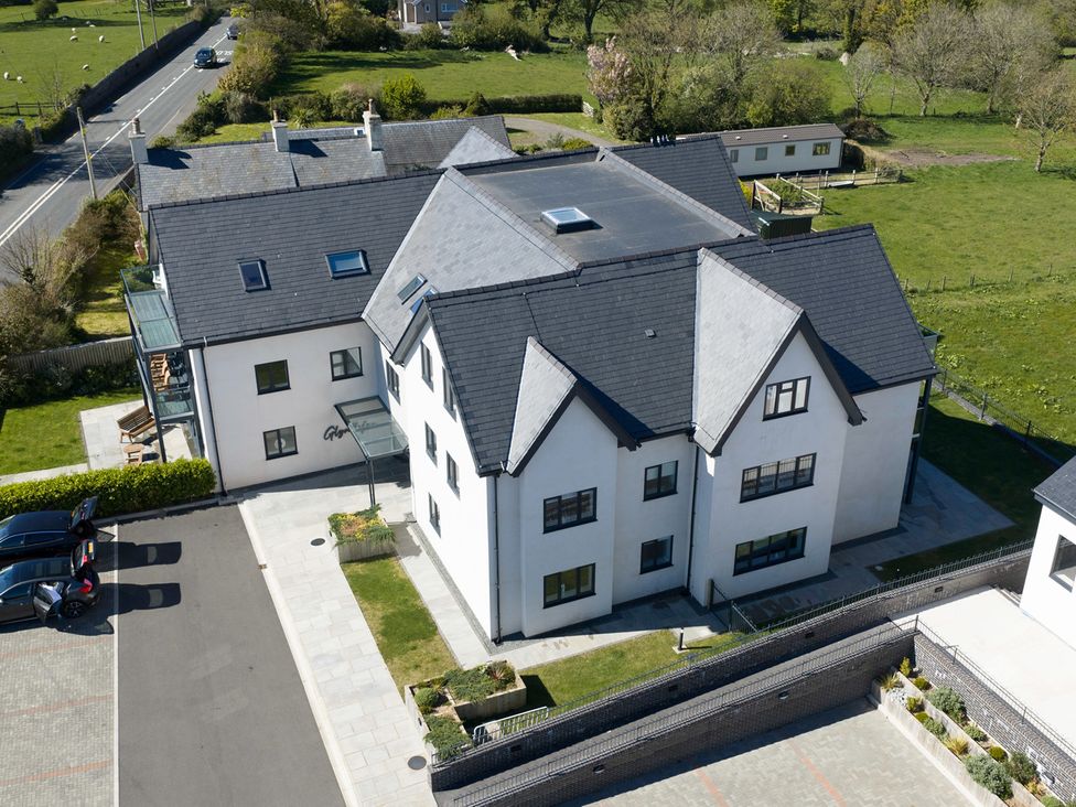A building with a parking lot at Glynllifon 5 Marian-glas near Benllech
