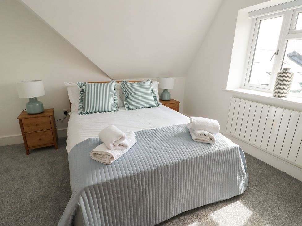 A bedroom with a bed and bedside tables at Glynllifon 8 Marian-glas near Benllech