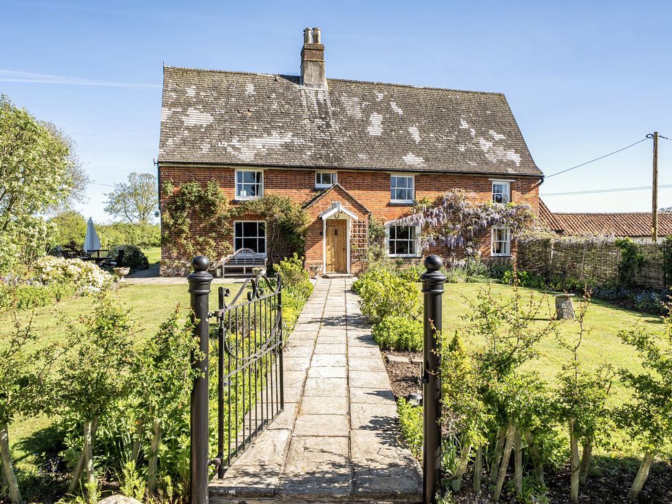 A house with a pathway and gate at Cutbush Farmhouse in Hingham