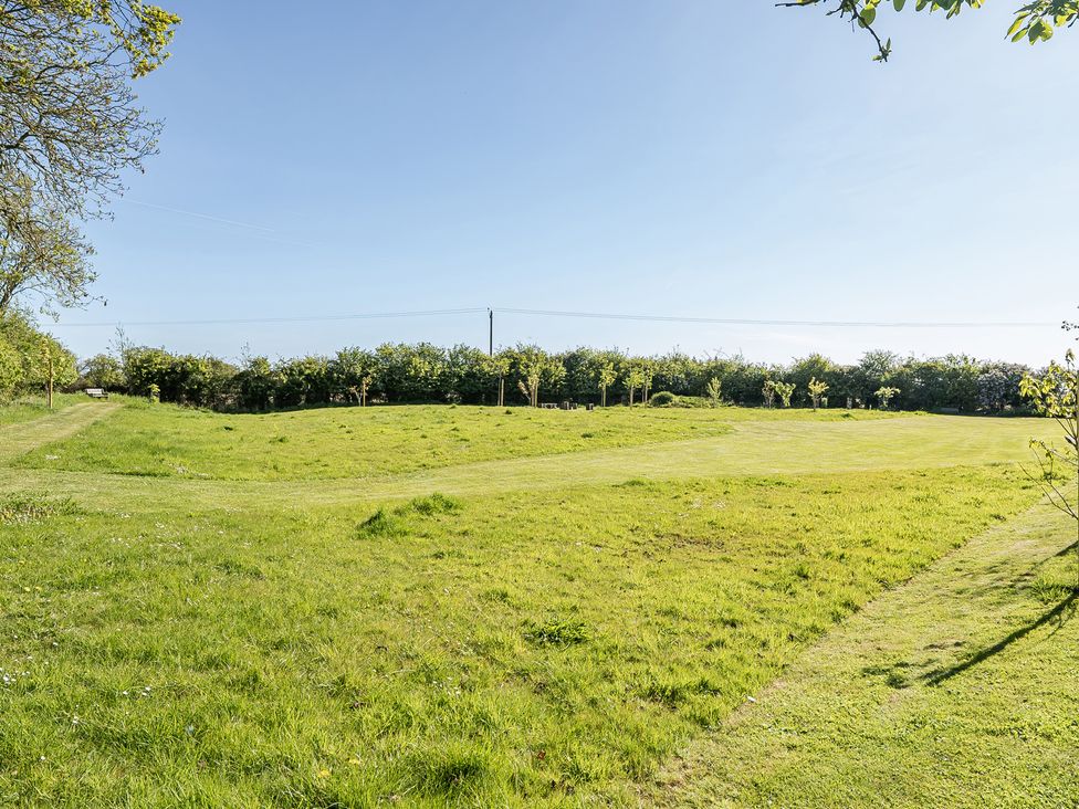 An outdoor space with grass and trees at Cutbush Farmhouse in Hingham