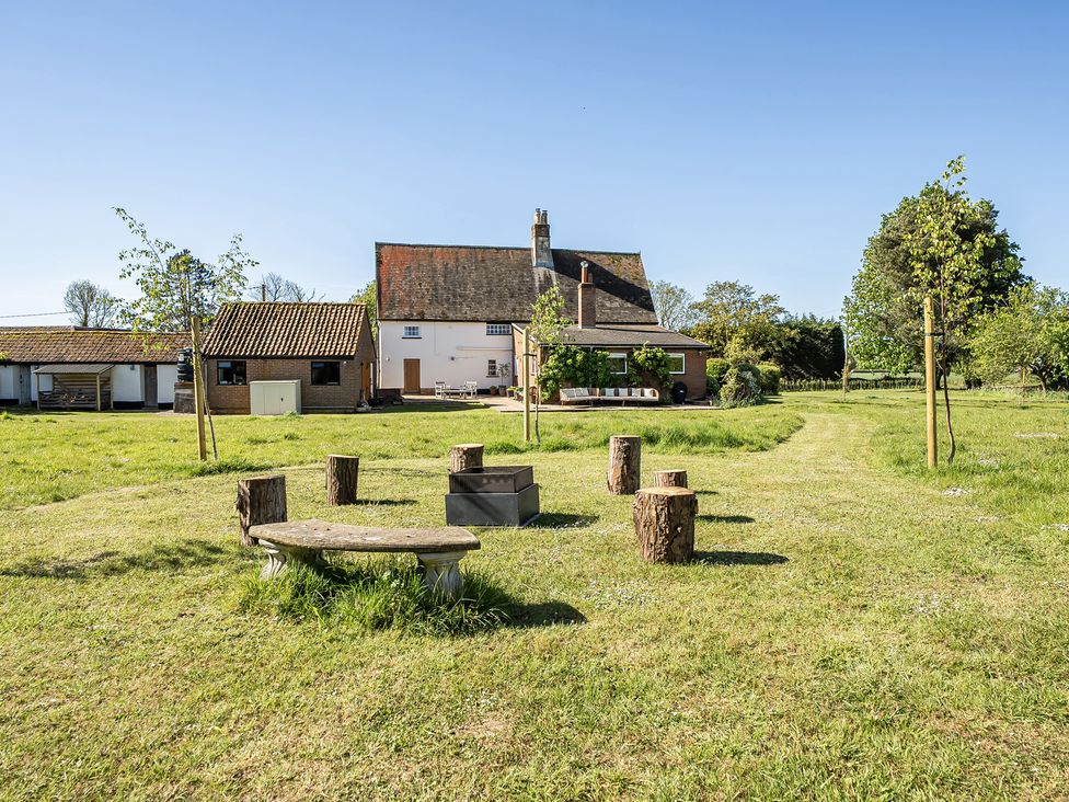 An outdoor space with a house and seating area at Cutbush Farmhouse in Hingham