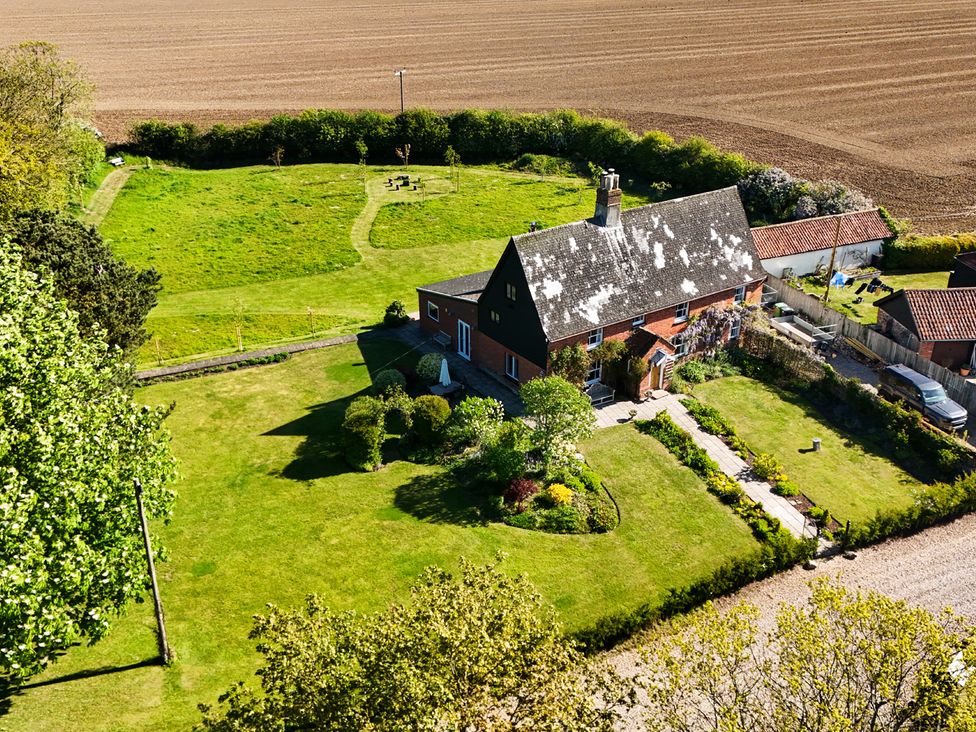 An aerial view of a house and garden at Cutbush Farmhouse in Hingham