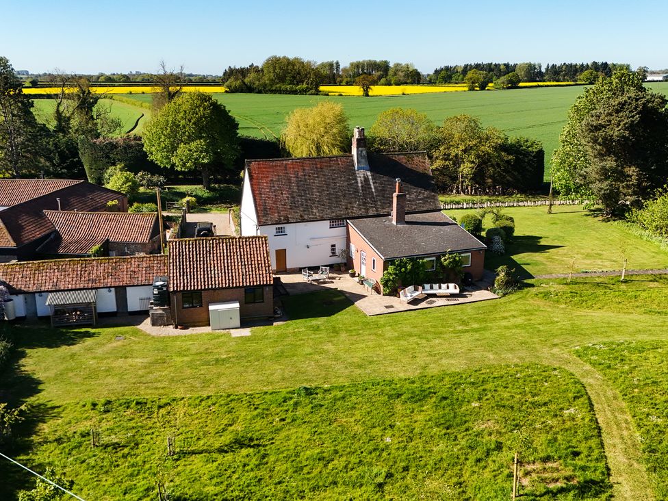 A farmhouse with surrounding grass and trees at Cutbush Farmhouse in Hingham