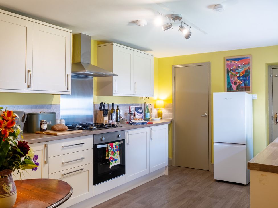 A kitchen with appliances and cabinets at Palace Garden Cottage in Bishop Auckland