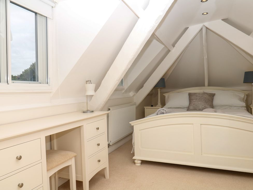 A bedroom with bed and desk at Dennings House, Mayors Avenue in Dartmouth