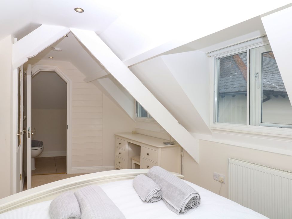 A bedroom with a bed and desk at Dennings House, Mayors Avenue in Dartmouth