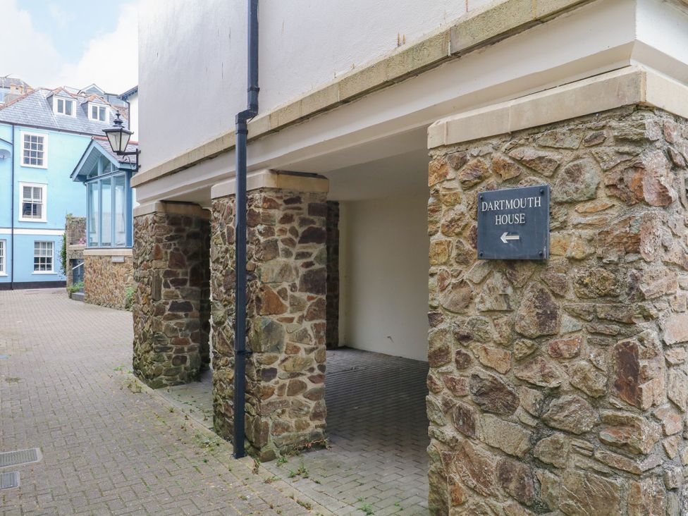 An entrance area with a stone wall and sign at Dartmouth House in Dartmouth