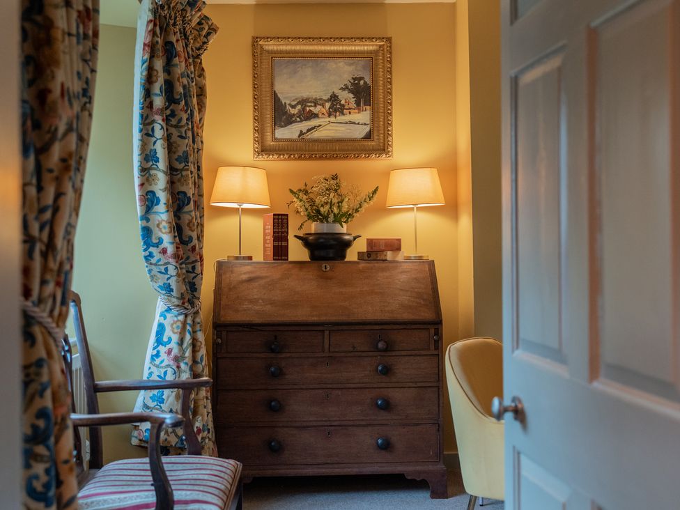 A snug with a desk and lamp at Churchill Cottage in Bishop Auckland