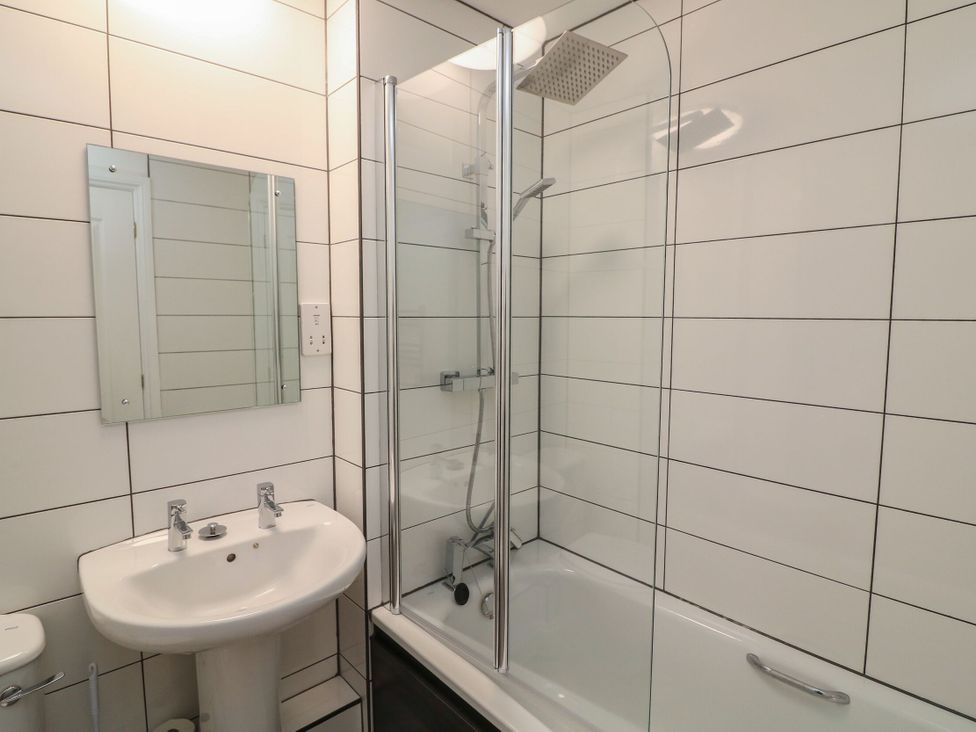 A bathroom with a bathtub and shower at 6 Dartmouth House Dartmouth