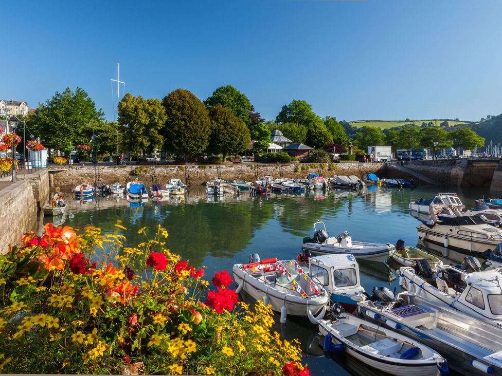 A harbor with boats and flowers at 6 Dartmouth House in Dartmouth