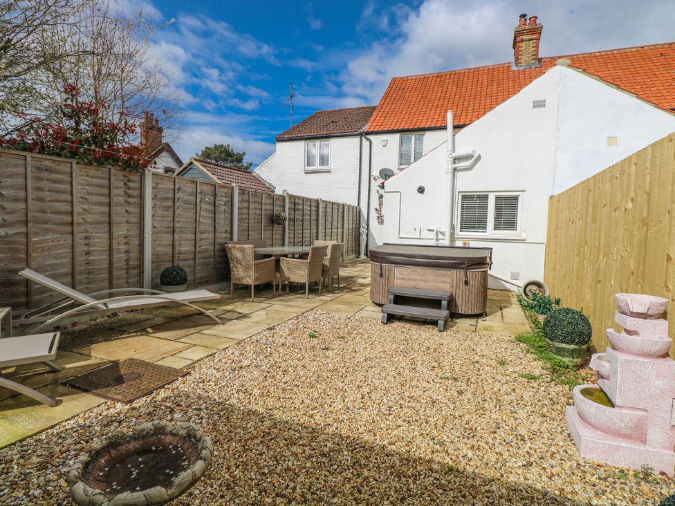 A garden with a seating area and a hot tub at 17 Woodside Avenue in King's Lynn