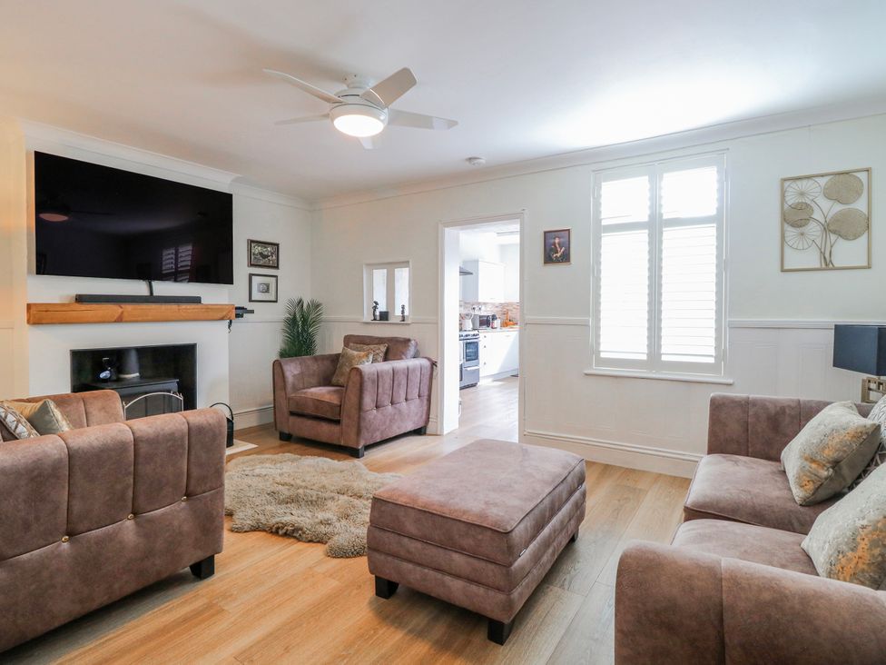 A living room with a sofa and armchairs at 17 Woodside Avenue in King's Lynn