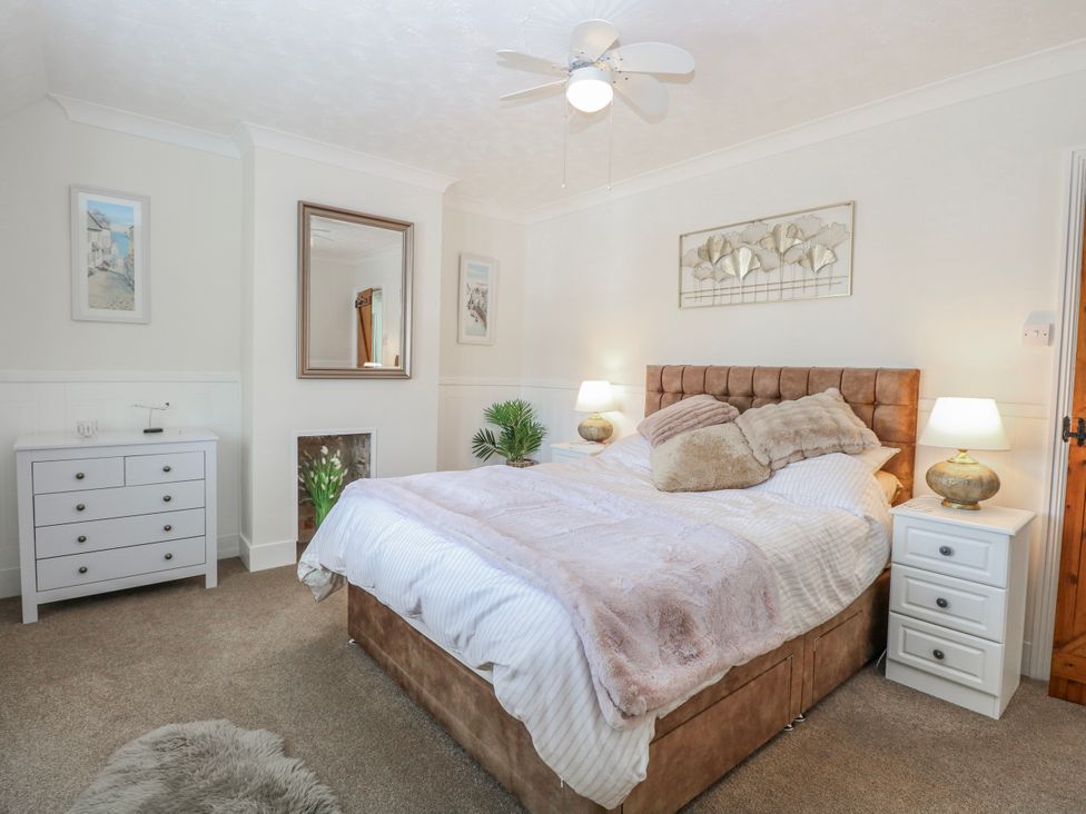 A bedroom with a bed, dresser, and lamps at 17 Woodside Avenue in King's Lynn