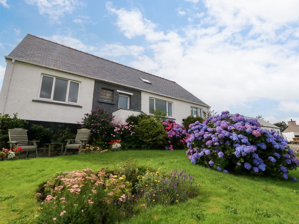 A house with a garden and flowers at 3 Linshader in Stornoway