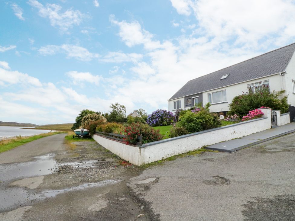 A house with a garden and a boat on the driveway at 3 Linshader Stornoway