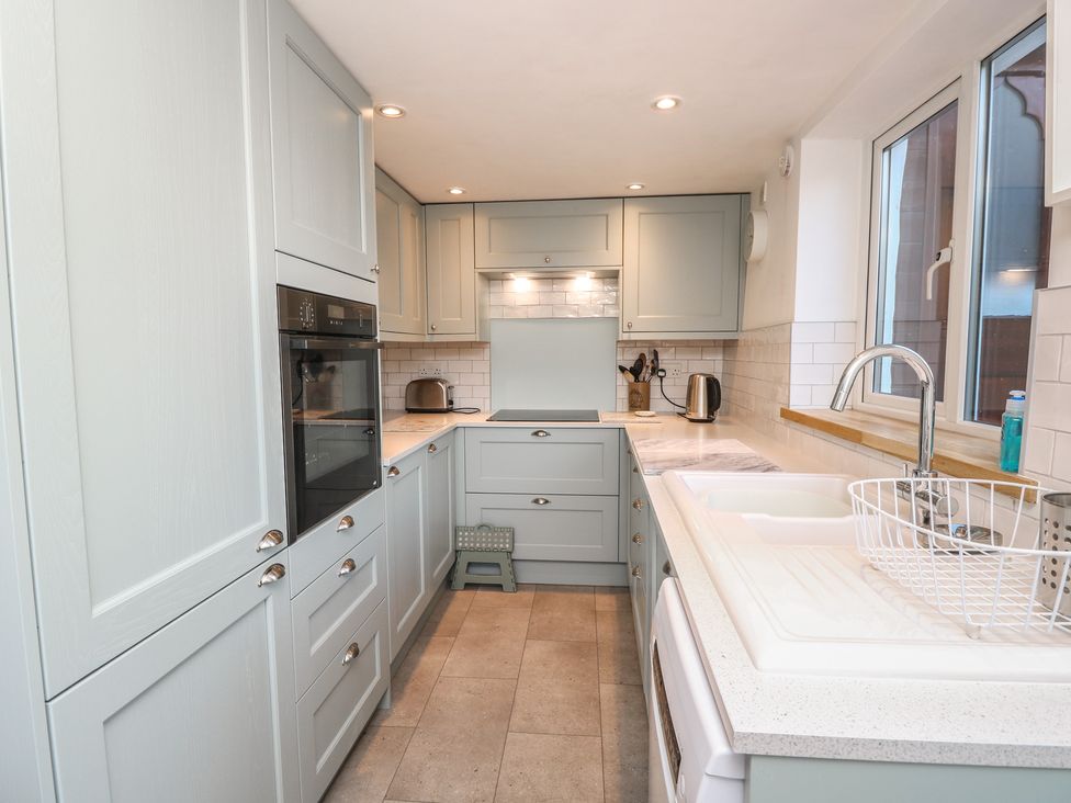 A kitchen with cabinets and appliances at 5 Castle Street Newport, Isle Of Wight