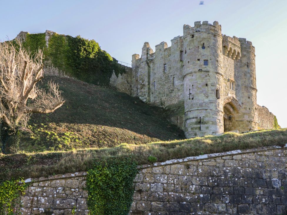 A castle with walls and a tower surrounded by grass at 5 Castle Street in Newport, Isle Of Wight