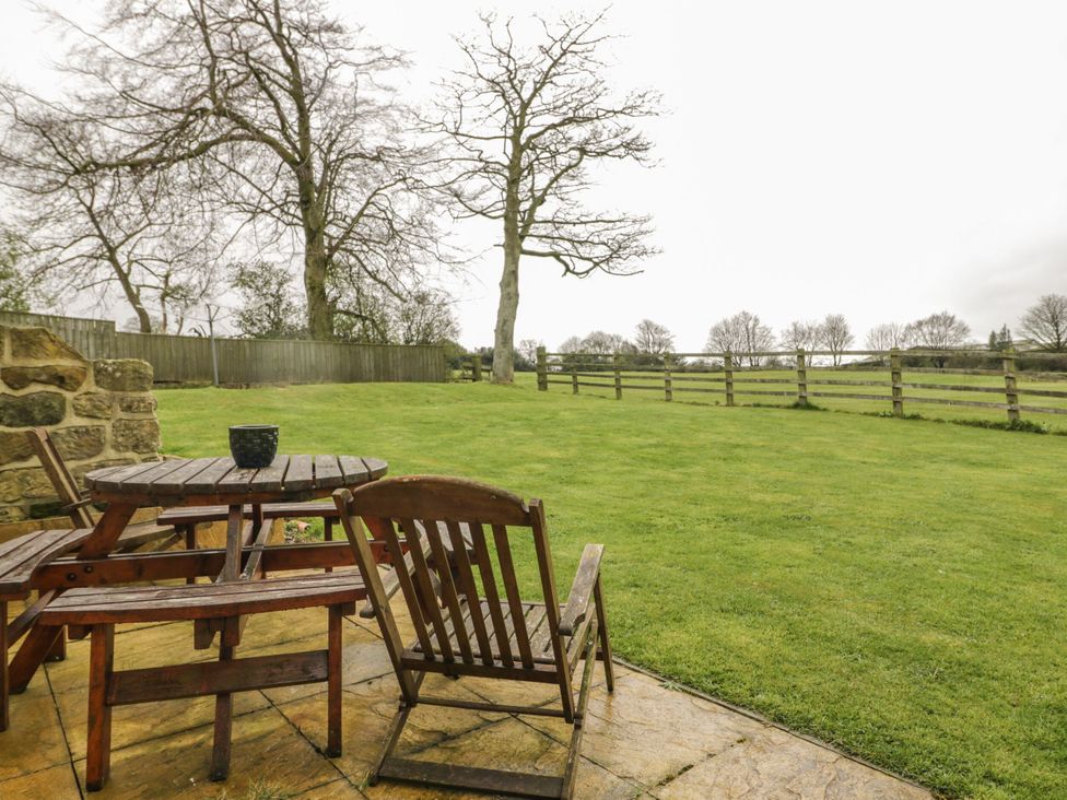 A garden with a table and chairs at The Calf House Lingdale near Saltburn-by-the-Sea
