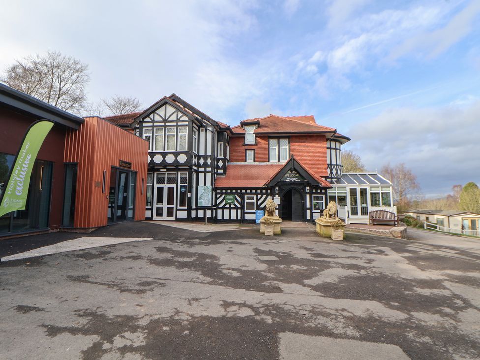 A building with an entrance and statues at Willerby Malton 176 Ruthin