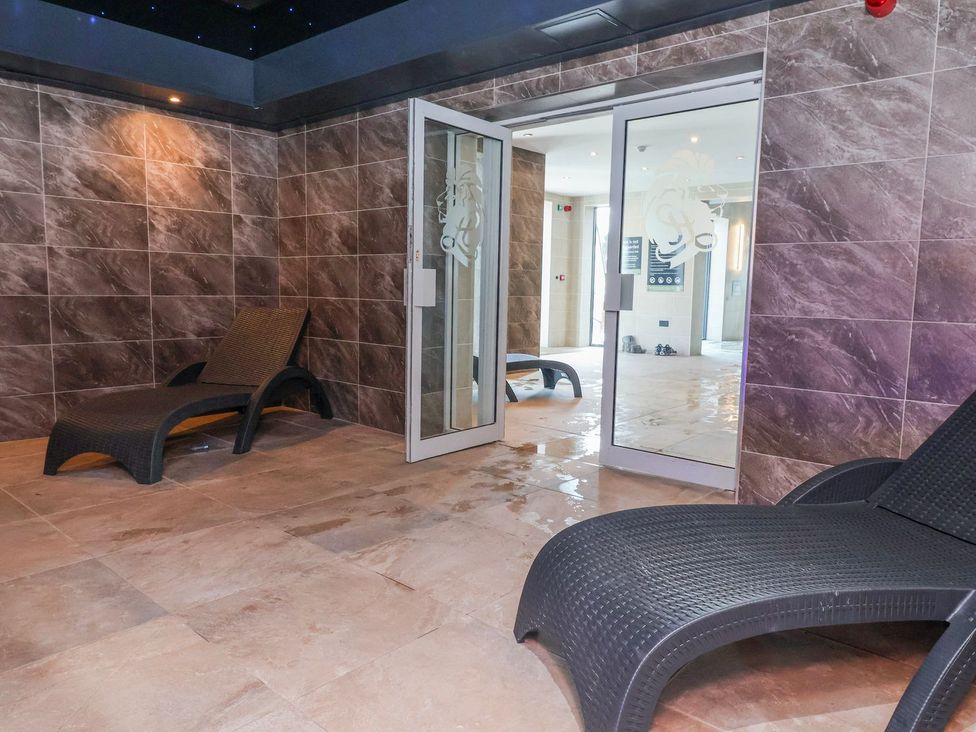 A relaxation area with lounge chairs at Willerby Malton Ruthin