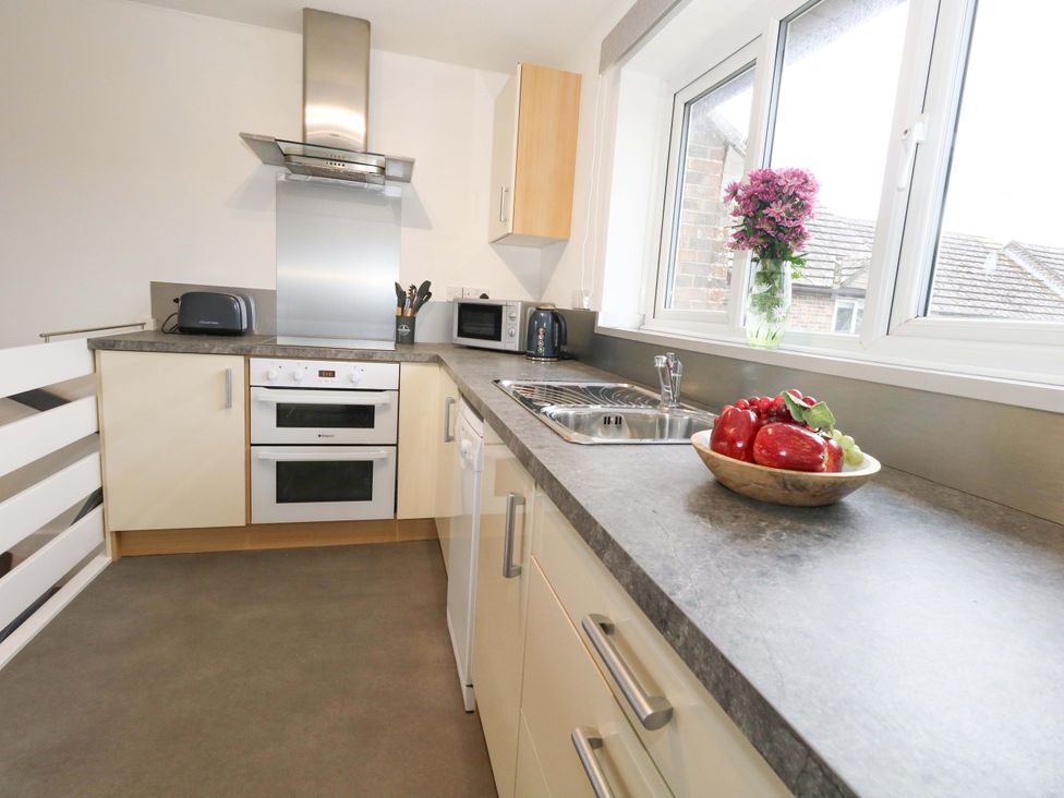 A kitchen with appliances and a bowl of fruit at Amber House in Dorchester