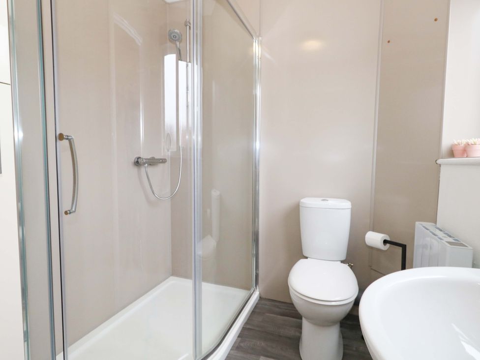 A bathroom featuring a shower, toilet, and sink at Amber House in Dorchester