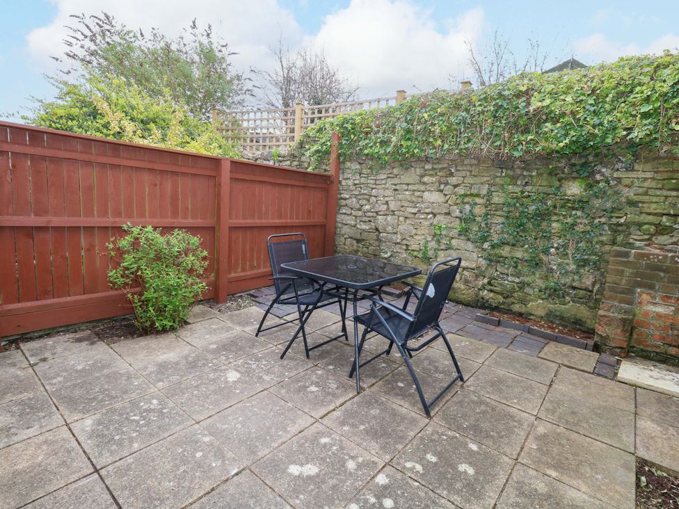 A garden with a table and chairs at Amber House in Dorchester