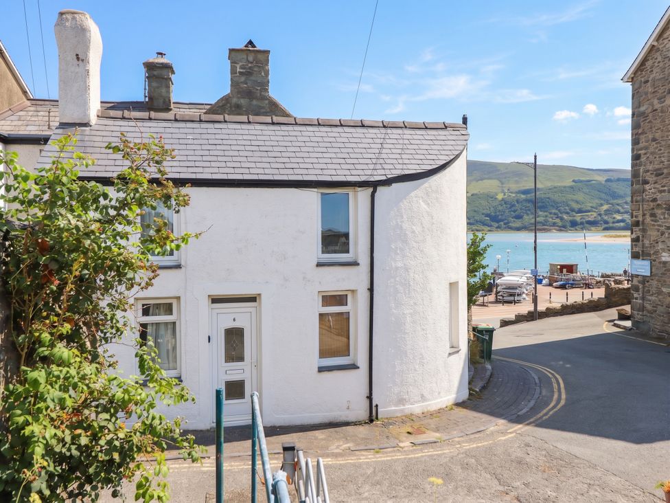 A house near the water with a view of boats at Harbour Cottage in Barmouth